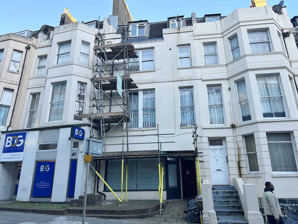 Lot: 15 - COMMERCIAL UNIT WITH GROUND RENTS - Mid-terrace rendered property with commercial on the ground floor